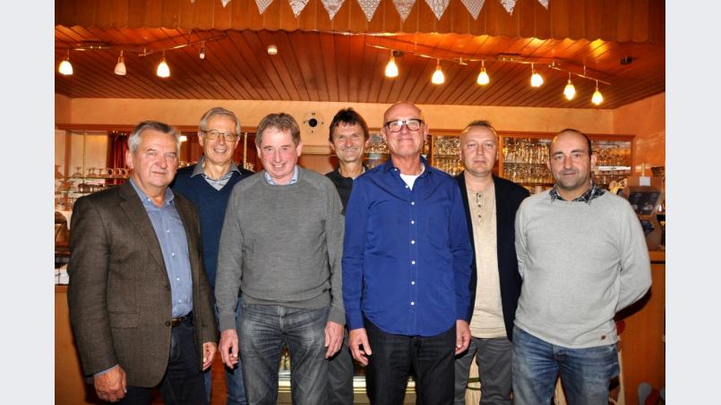 Verantwortung in der Tennisabteilung übernehmen (von links): Hans Maier, Ehrenvorsitzender. Jochen Calame, Rudi Tröster, Bernhard Danzl, Rainer Stangl, Andreas Hammer und Uli Kiener. Bild: es
