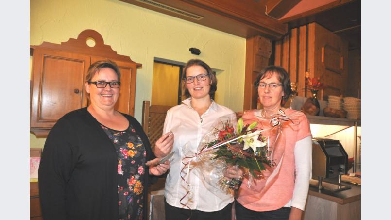 Frauenbundvorsitzende Sonja Schmid-Herdegen (links) und Kassiererin Monika Wittmann (rechts) bedanken sich bei Chefärztin Dr .Stephanie Kuchlbauer (Mitte) mit einem Blumenstrauß und einer Geldspende. Bild: es