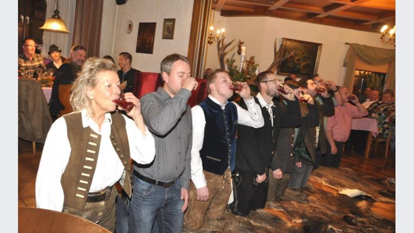 Die acht Jungjäger müssen vor Erhalt des Jägerbriefs ein Glas &quot;Wildblut&quot; trinken. Dabei handelte es sich jedoch um eine alkoholische Flüssigkeit. Bild: es
