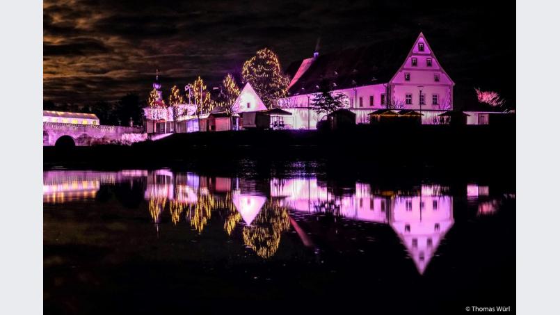 Die außergewöhnlichen Lichtspiele sind eines der Aushängeschilder des Tirschenreuther Weihnachtsmarktes. Bild: Thomas Würl