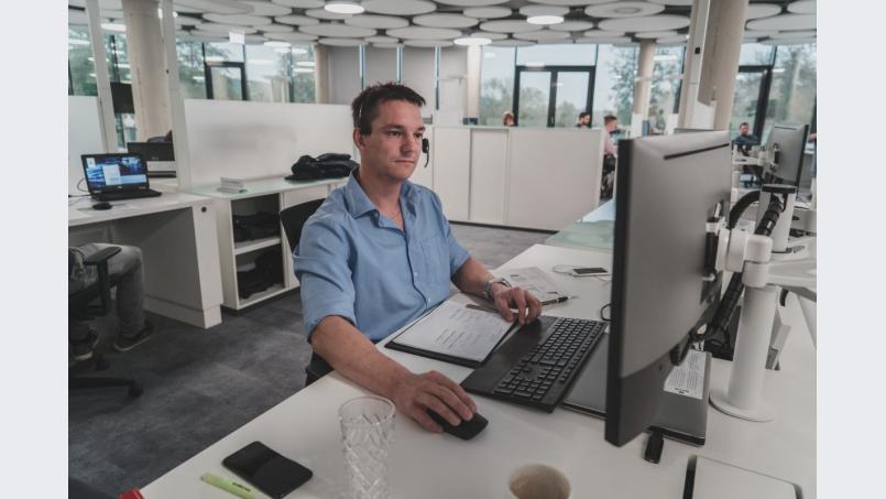 Mario Mikolaiczyk arbeitet am Helpdesk der Service-Abteilung von BHS Corrugated. Bild: Lukas Meister