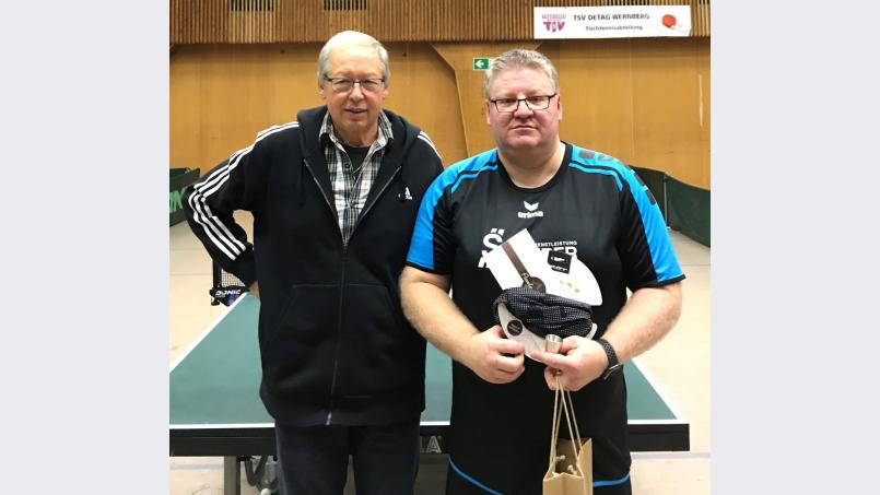 Markus Wild (rechts) hat 700 Mannschaftsspiele erreicht, Alfred Braun gratuliert. Bild: wdb