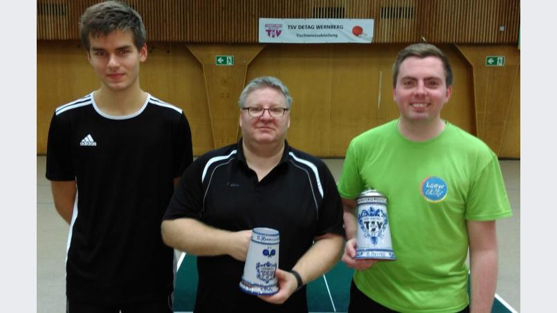 Markus Wild (Mitte) gewann den Pokal vor Thomas Ram (rechts) und Andreas Bauer. Bild: wdb