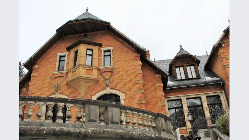Herrschaftlich: Das fürstliche Jagdschloss mit seinem Restaurant ist Zentrum des weitläufigen Golf-Clubs Regensburg. (mvs) Bild: mvs