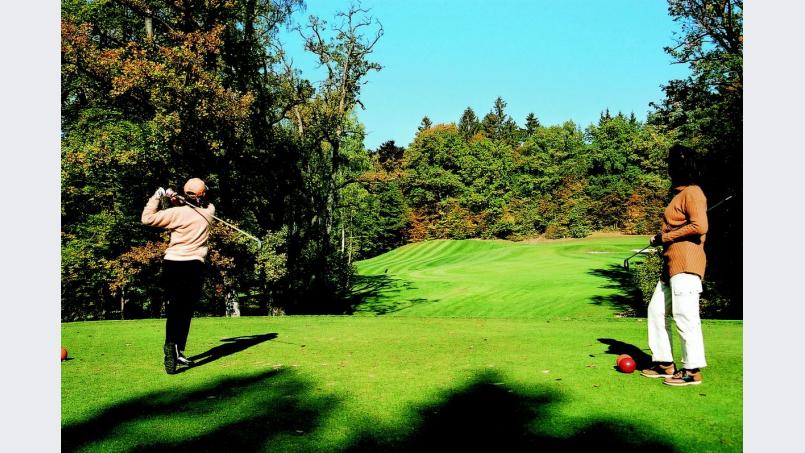 Nach der Winterpause gibt es täglich ein &quot;After-Work-Turnier&quot; für Profis und Anfänger gleichermaßen. Der Golfsport kann sich dann als gute Gelegenheit zum Knüpfen von Kontakten erweisen. Oder einfach nur Spaß machen. Bild: Golfclub Regensburg
