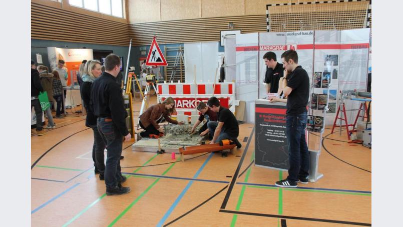 Handwerk ausprobieren, auch das ist bei der Ausbildungsmesse möglich. Bild: bjp