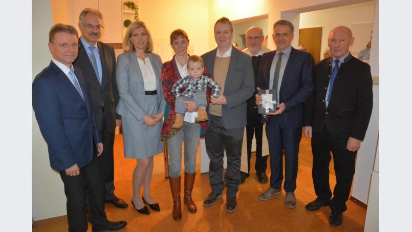 Den kirchlichen Segen erhielt jetzt die Gemeinschaftspraxis von Dr. Jana Wiesnerova und Dr. Zdenek Hess am Unteren Marktplatz 7. Bei der Feierstunde mit dabei waren (von links) Prokurist Manfred Tretter (Kliniken Nordoberpfalz AG), Geschäftsführer Martin Schmid (Kliniken Fichtelgebirge), Dr. Jana Wiesnerova, Ehefrau Barbora mit Sohn Theodor und Dr. Zdenek Hess, Bürgermeister Roland Grillmeier und Waldsassens 2. Bürgermeister Karlheinz Hoyer. Bild: jr