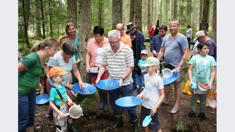 Das Goldwaschen am Forellenbach ist ein Erlebnis für Jung und Alt. Bild: lg Bild: lg
