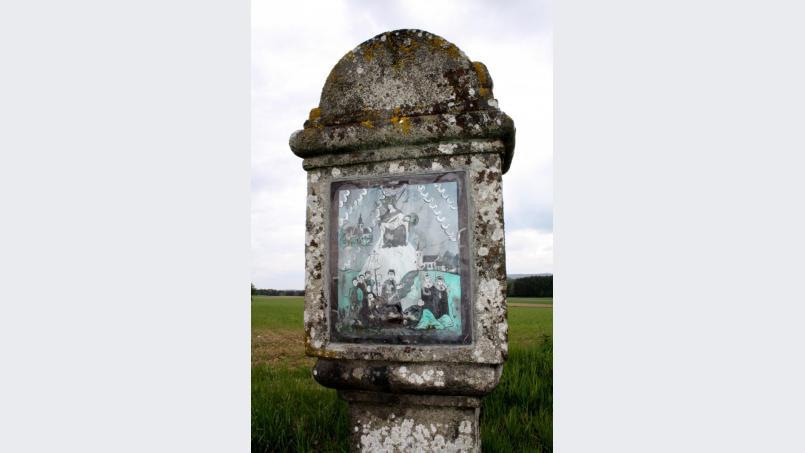 An der Straße in die Hanau zwischen Oberviechtach und Wildeppenried befindet sich dieser barock gestaltete Granit-Bildstock, dessen Votivbild ein Gelübde an die Gottesmutter zum Ausdruck bringt. Bild: lg Bild: lg