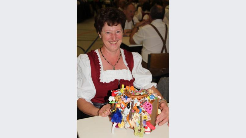 Wie diese Volkstänzerin, haben viele ihr „Tanzkörnchen“ dabei, woran die „Tanzabzeichen“ angeheftet sind, die es für das Eintrittsgeld gibt. Bild: frd