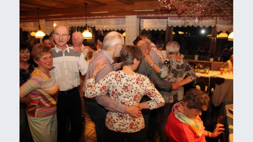 Auch beim Stammtisch der „Hobbymusiker“ wird der Volkstanz, wie hier in der Hammerschänke“ gepflegt. Bild: frd