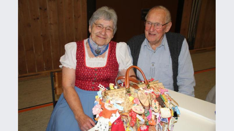 Die Anni (81) und der Alois (87) sind beim Volkstanzen immer dabei, hier gönnen sie sich ein Tanzpäuschen. Bild: frd