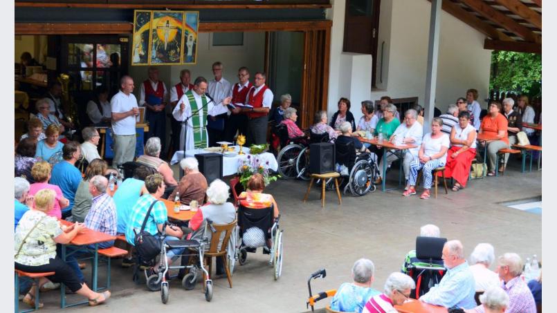 Gottesdienst und gemütliches Beisammensein prägen das Behindertenbuchbergfest. Bild: ads
