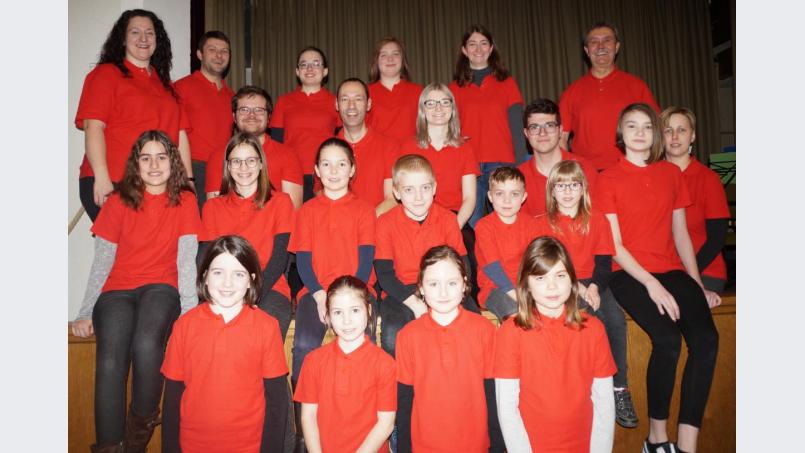 Die Leiterin des Nachwuchsorchesters, Marina Schwander (hintere Reihe links) freut sich gemeinsam mit allen Ausbildern über die Leistung der jüngsten Musikerinnen und Musiker des Vereins. Bild: weu