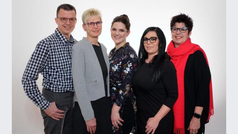 Das Team von Wolfsegger Uhren, Schmuck, Optik freut sich auf ein schönes Jubiläumsjahr und möchte den runden Geburtstag gemeinsam mit den Kunden feiern. Von links Inhaber Matthias Wolfsegger zusammen mit Ehefrau Angelika Wolfsegger, den Mitarbeiterinnen Annette Schwan und Stefanie Dittrich sowie Fachverkäuferin Andrea Preisinger. Bild: Torsten Schicker