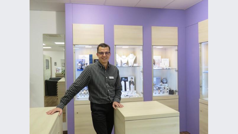 Matthias Wolfsegger betreibt außer seinem Schwerpunkt Optik auch weiterhin eine Abteilung mit Schmuck und Uhren. Bild: ubb