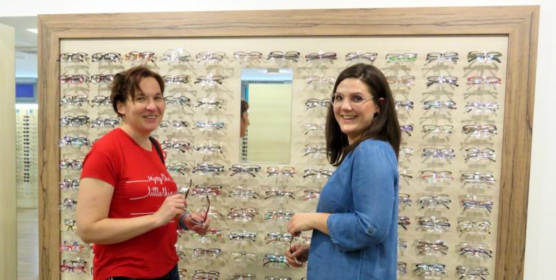 Augenoptikerin Annette Schwan (rechts, mit einer Kundin) und ihre Kolleginnen haben nicht nur das fachkundige Wissen für eine optimale Brille. Sie beraten auch gern in modischer Hinsicht. Bild: ubb