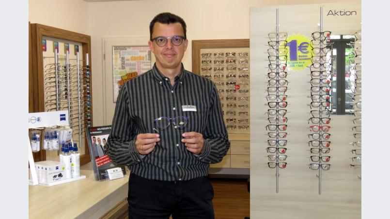Hier ist der Chef noch persönlich vor Ort für die Kunden da: Augenoptikermeister Matthias Wolfsegger lässt bei Wünsche und Fachfragen zur bestmöglichen Brille keine Frage offen. Bild: ubb