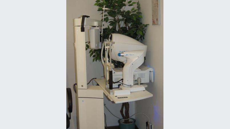 Mit der neuen Anschaffung, dem Netzhaut-Scan, kann Augenoptikermeister Matthias Wolfsegger noch exakter die Brille der jeweils momentanen Augensituation seiner Kunden anpassen. Bild: ubb