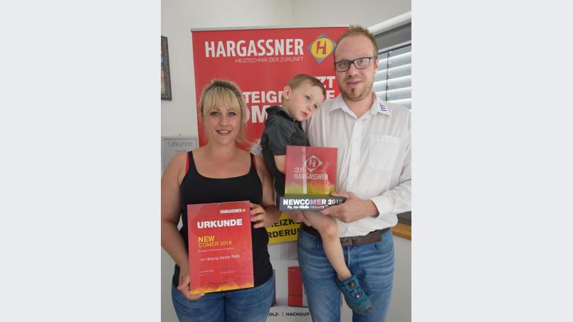 Michael und Sabine Rädle mit ihrem Sohn. Das Unternehmen wurde von der Firma Hargassner ausgezeichnet als Newcomer 2018. Bild: no