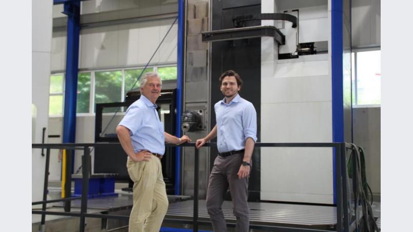 Dr. Wolfgang Baumann und Dr. Matthias Baumann (von links) sind stolz auf die Loyalität ihrer Mitarbeiter in Störnstein. Deshalb wurde hier auch kräftig in den Standort und die Zukunft investiert. Bild: prh