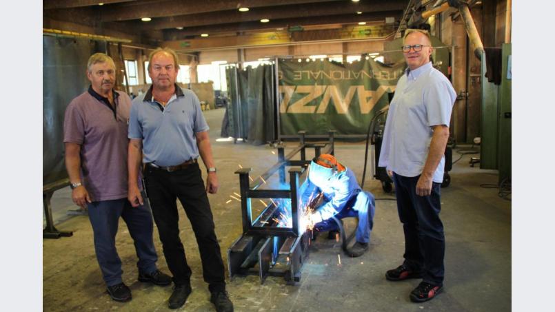 Betriebsleiter Georg Bauer (rechts) kann sich auf seine Mitarbeiter verlassen. Bild: prh