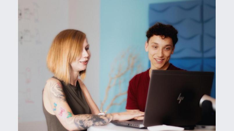 Christine und David bei ihrer Tätigkeit im IT-Supportbereich Bild: Samhammer AG
