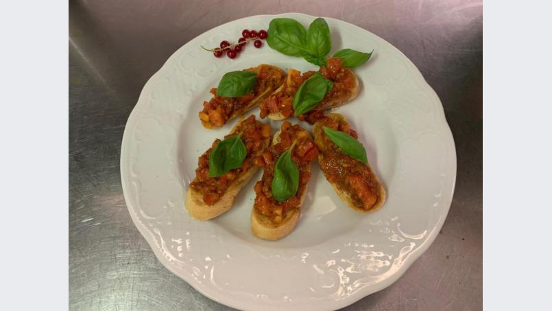 Es gibt leckere Antipasti - wie etwa Bruschetta. Bild: exb