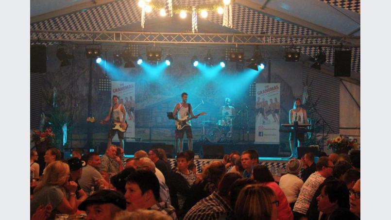 Im Zelt spielen stets Top-Bands auf, wie im vergangenen Jahr &quot;The Grandmas&quot;. Bild: stg