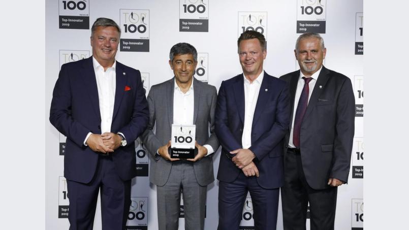 Aus den Händen von TV-Wissenschaftsjournalist Ranga Yogeshwar (Zweiter von links) konnten die BHS Corrugated-Geschäftsführer Christian (links) und Lars Engel (Zweiter von rechts) sowie Ludwig Biller (rechts, Bürgermeister von Weiherhammer) das „TOP 100“-Siegel entgegennehmen. Bild: compamedia GmbH