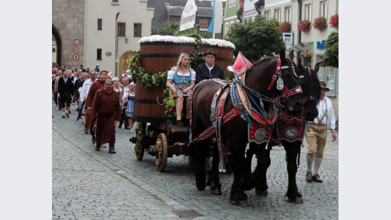 Das Wiesnfest beginnt am Mittwoch, 14. August, um 19 Uhr am Stadtplatz mit den Bollerschützen sowie einem Standkonzert der Stadtkapelle. Anschließend setzt sich der Zug in Richtung Festplatz in Bewegung. Bild: stg