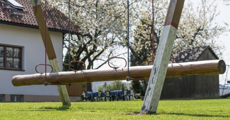 Auch die kleinen Gäste können sich im Garten vergnügen. Bild: exb