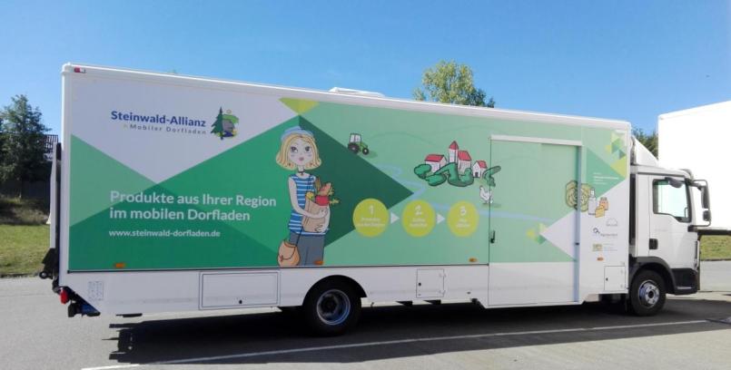 Möglich sind auch fertige Fahrzeugbeschriftungen mit digitalbedruckter Klebefolie. Bild: exb