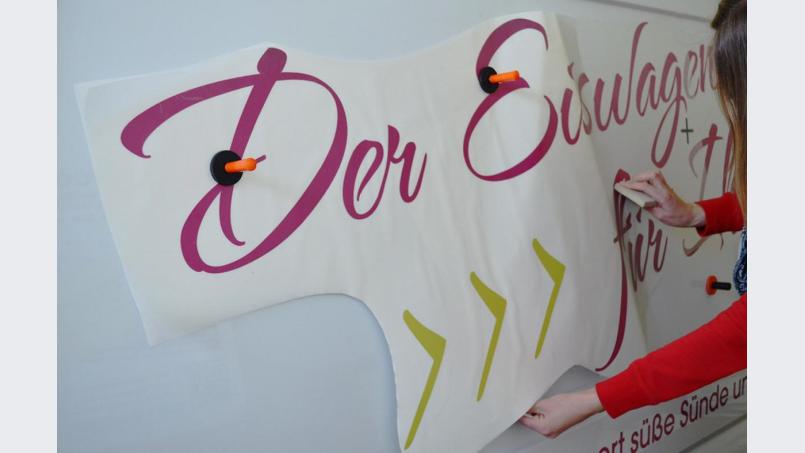 Die Impuls Mediengruppe GmbH übernimmt bei der Fahrzeugbeschriftung Gestaltung, Druck und Beklebung. Bild: exb