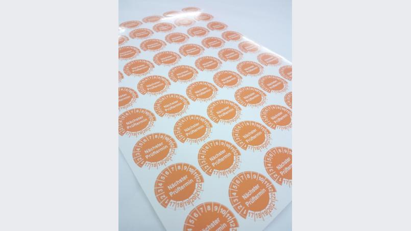 Konturgeschnittene Prüfaufkleber. Bild: exb