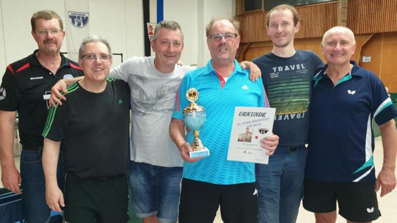 Der TuS Dachelhofen mit (von rechts) Alfred Zweck, Stefan Fleischmann, Werner Scharf, Ernst Girl und Johannes Baier gewann den Burg-Wernberg-Cup. Dazu gratulierte auch Abteilungsleiter Dieter Buchner (links). Bild: wdb