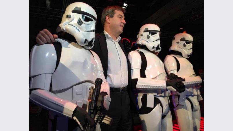 Bei der Ausstellung „Star Wars Identities“ 2016 in München traf Christian Schießl als „Stormtrooper“ auf den damaligen bayerischen Finanzminister und heutigen Ministerpräsidenten Dr. Markus Söder, einen bekennenden Star-Wars-Fan. Bild: slu