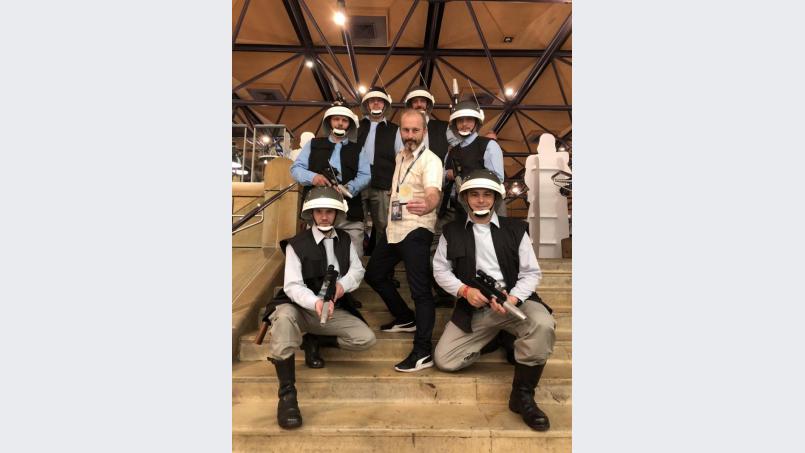 Bei der Noris Force Con 5 2018 in Nürnberg ließen sich Christian Schießl (mittlere Reihe, rechts, im Kostüm „Rebel Fleet Trooper“) und fünf Mitstreiter mit dem Schauspieler Christopher Patrick Nolan ablichten, der im Film „Rogue One“ einen Rebel Fleet Trooper spielte. Bild: slu