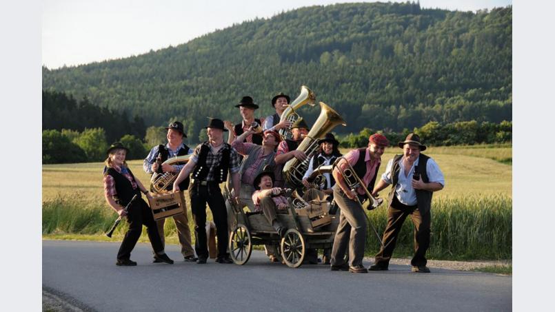 "D'Woihauser Straßenmusikanten" begleiten den Sonntagnachmittag musikalisch. Bild: D'Woihauser Straßenmusikanten