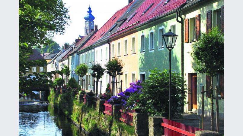 Schönes Floß: Idylle am Bach. Bild: Siehe Sammelvermerk