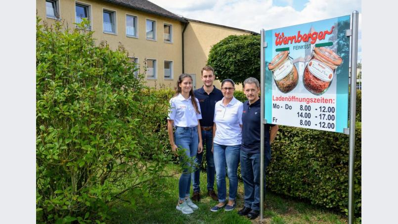 Wolfgang Koch (rechts) führt in dritter Generation die Konservenfabrik Wernberg. Hier zusammen mit Ehefrau Marinela, Tochter Larissa und Sohn Johannes. Bild: fdl