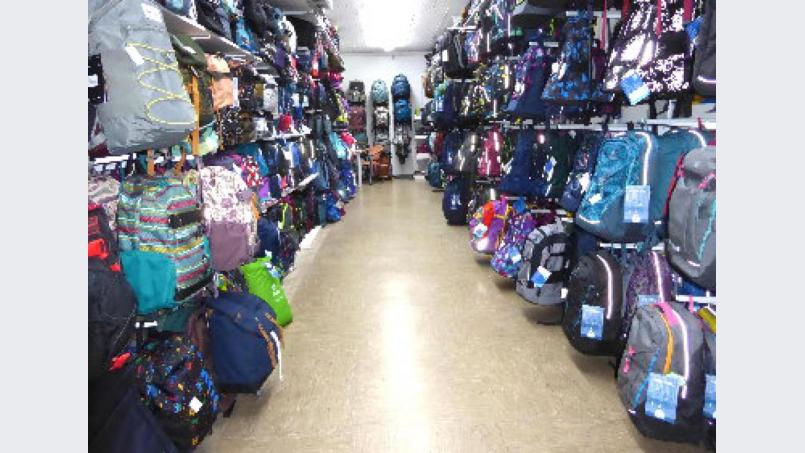 Das umfangreiche Angebot umfasst unter anderem auch Rucksäcke in allen Farben und Größen. Bild: exb