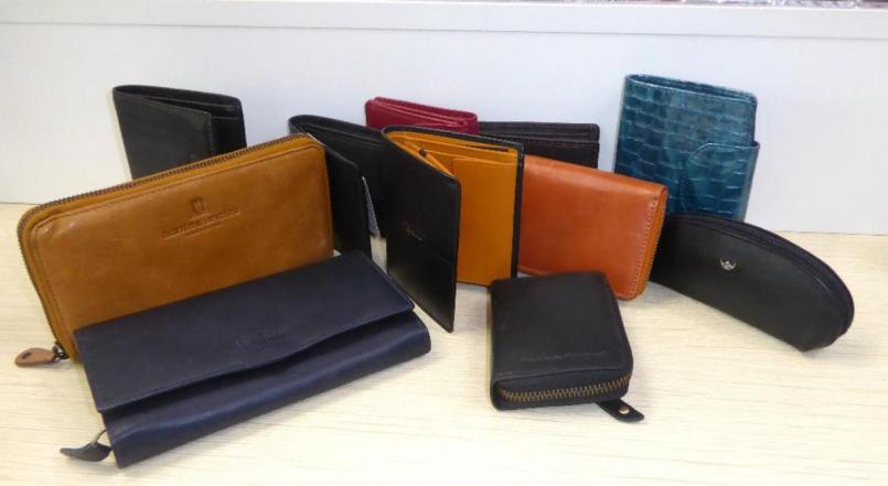 Brigitte und Günter Schneider wandelten den Fabrikverkauf in ein gut sortiertes Lederwarenfachgeschäft um. Dabei erweiterten sie auch kontinuierlich das Angebot. Bild: exb