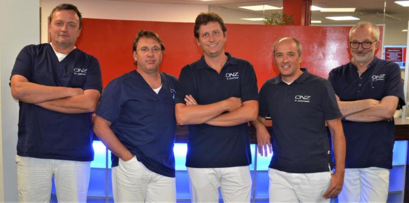 Das Ärzteteam In der Gemeinschaftspraxis für Orthopädie und Unfallchirurgie in Weiden: von links Dr. med. Matthias Wiemann, Johannes Weiß, Robert Drechsel, Simon Dobmeier und Dr. med. Eugen Bratzel. Bild: fz