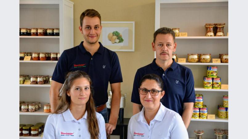 Wolfgang Koch (rechts) führt in dritter Generation die Konservenfabrik Wernberg. Hier zusammen mit Ehefrau Marinela, Tochter Larissa und Sohn Johannes. Bild: fdl
