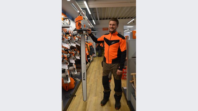 Auf stolze 1,50 Meter Sägenlänge bringt es dieses Gerät der Firma Stihl, hier präsentiert vom Chef persönlich: Roland Krauß. Bild: räd