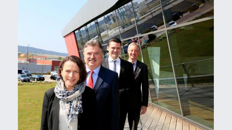 Schwandorfs Landrat Thomas Ebeling (Dritter von links) ist Vorsitzender des Zweckverbands Müllverwertung Schwandorf (ZMS). Seine Stellvertreter sind Bürgermeisterin Gertrud Maltz-Schwarzfischer (Regensburg), Landrat Klaus Peter Söllner (Kulmbach) und Oberbürgermeister Markus Pannermayr (Straubing, von links). Bild: Hösamer