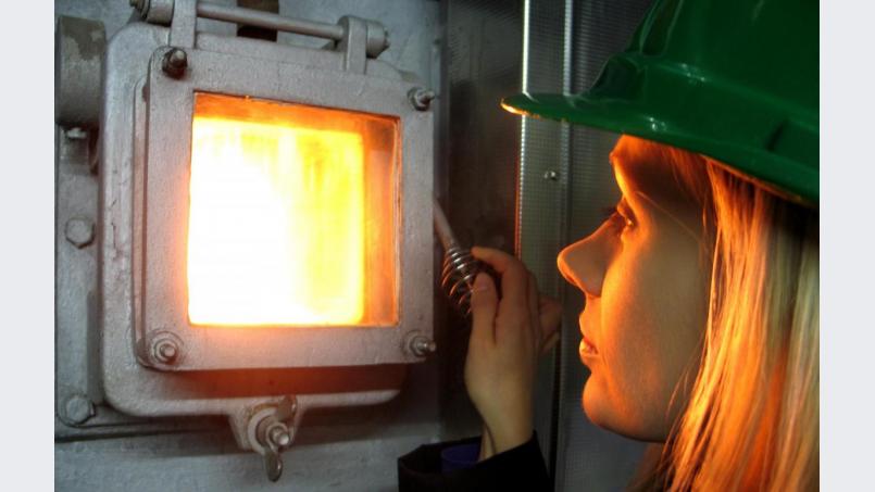 Der Blick ins Müllfeuer gehört für Besucher des Kraftwerks zu den spannendsten Momenten. Bild: exb