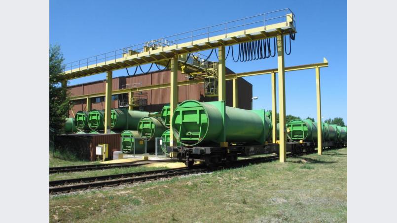 Die grünen Müllcontainer rollen auf der Schiene zum Kraftwerk. Hier werden sie an der Umladestation Regensburg auf Waggons geladen. Bild: exb