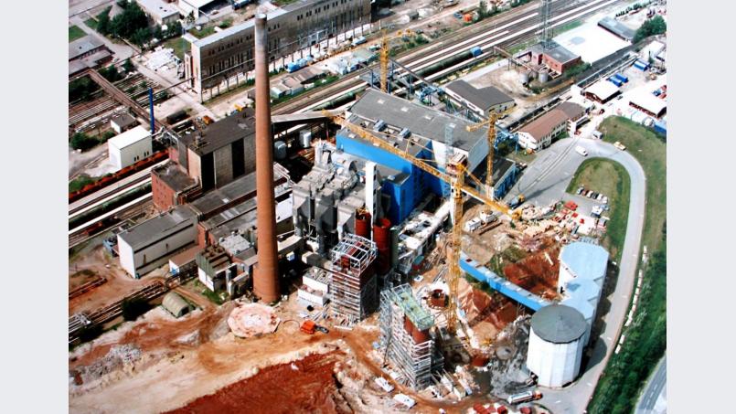 Die Ofenlinie 4 wird errichtet, gleichzeitig die komplette Rauchgasreinigung ertüchtigt. 1994 geht die Linie in Betrieb. Bild: exb